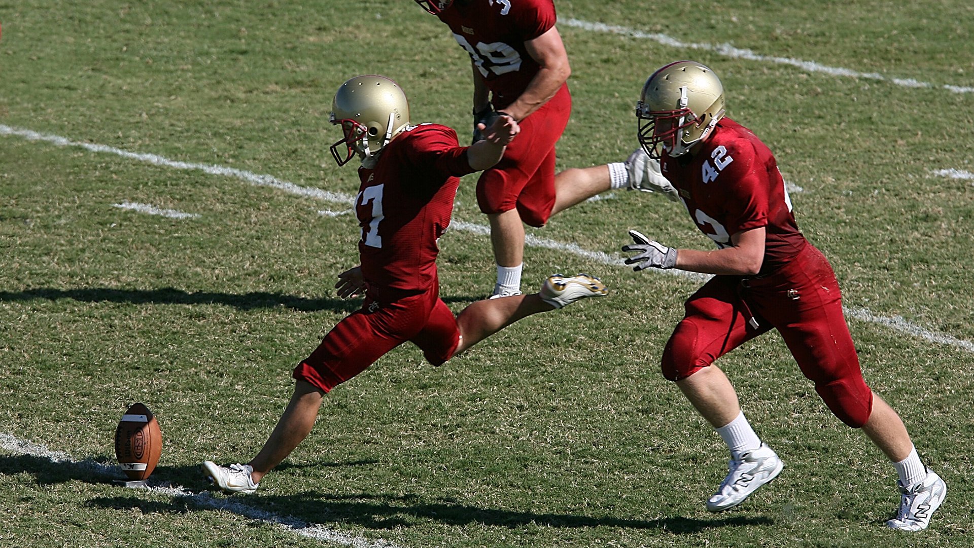 男篮训练注重半场阵地战术布置增强比赛控制力，男篮打球