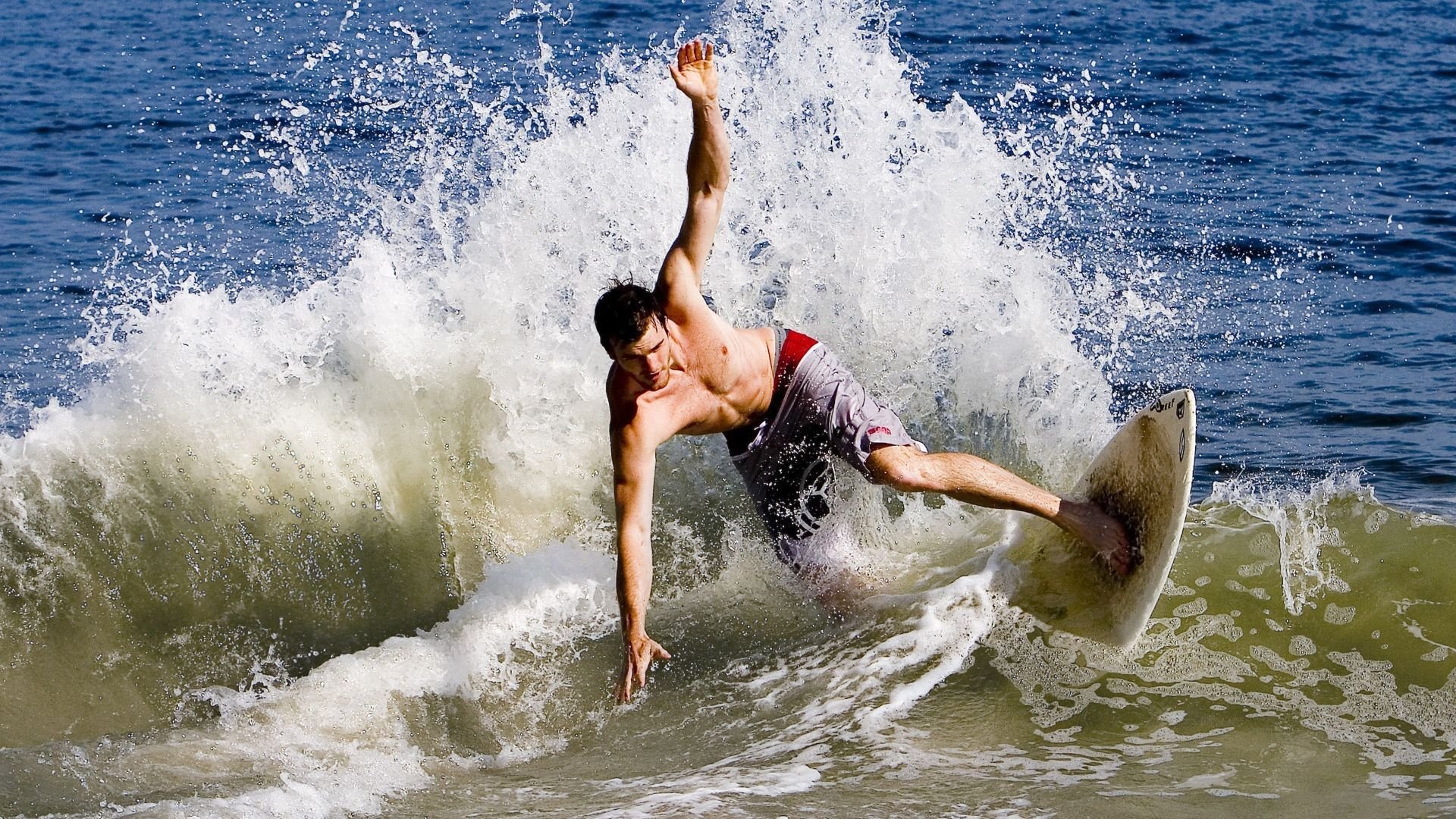 蛙泳冲刺突尼斯女选手状态上佳,女子蛙泳游泳冠军